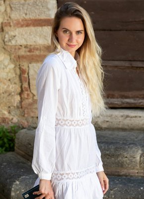 Белобрысая девка показала плоские титьки