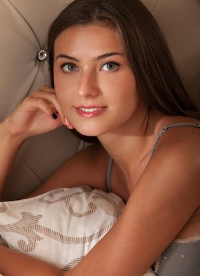 Эротическая модель показала киску крупным планом