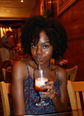 Негритянка показала попку под юбкой