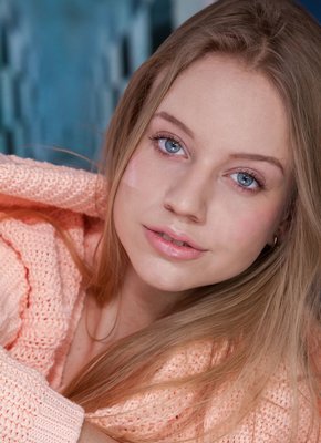 Милая детка разделась на кровати