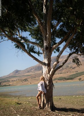 Сексуальная красотка позирует без трусов