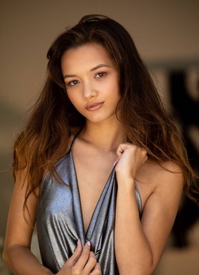 Худенькая шатенка засветила волосатую письку