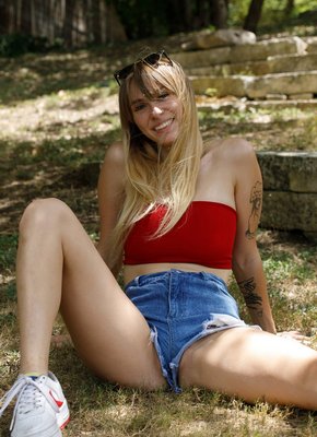 Скромная девка в шортиках показала сиськи