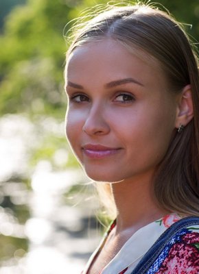 Голая красавица купается в речке