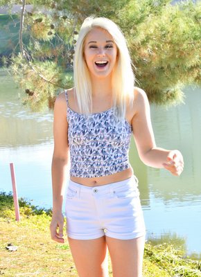 Худая блондинка показала голую письку и попку