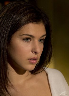 Привлекательная девица без трусиков позирует дома