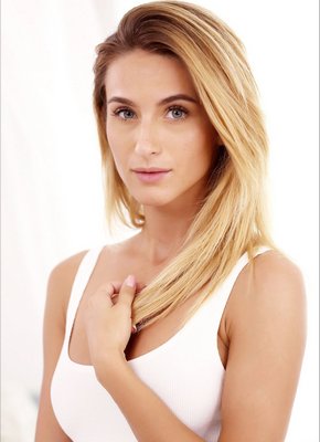 Привлекательная девица показывает киску в постели