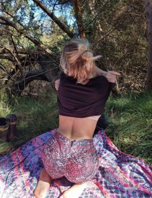 Аппетитная жена раздевается до гола в лесу